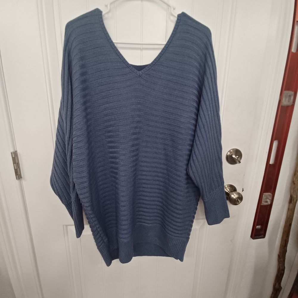 SOHO Ribbed Knit Sweater Back‎ Cutout V-Neck Long Sleeve Blue Size M